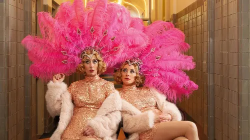 Twee vrouwen met versieringen