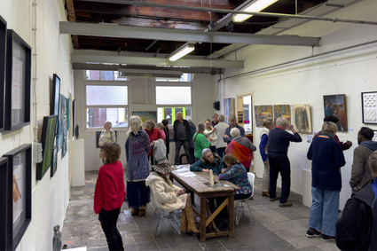 Bezoekers bekijken schilderijen en andere kunstwerken tijdens een expositie bij Galerie Van Slagmaat in Woerden.