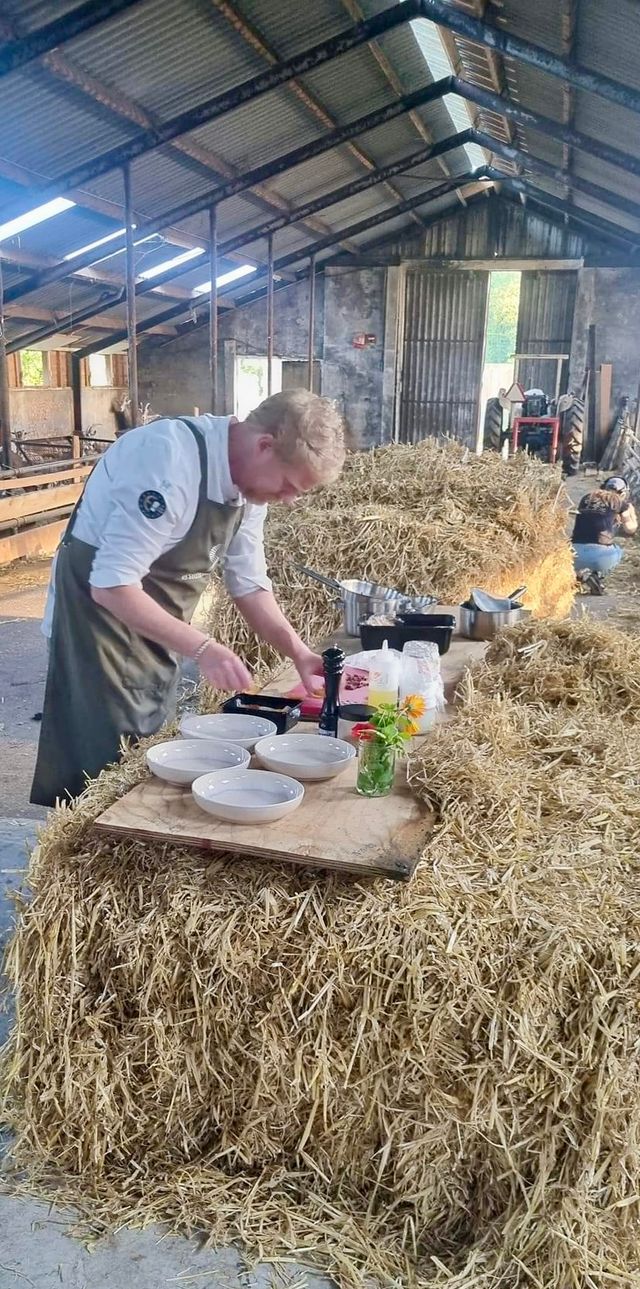 chef Jouke kookt in de stal bij Doetie