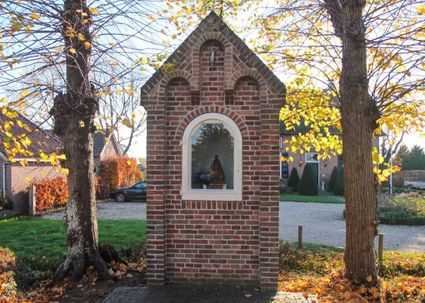 Vooraanzicht Odrada kapel in Macharen