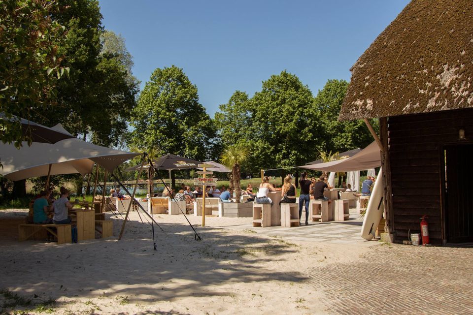 Mensen zitten buiten bij Hofstede de Middelburg