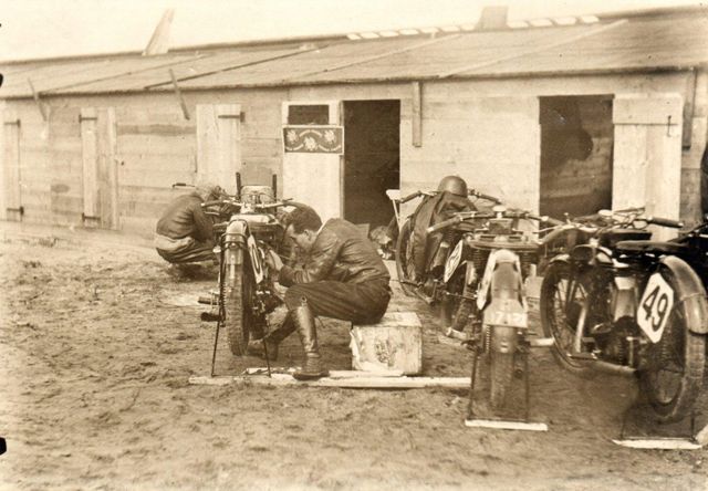 Foto van het rennerskwartier tijdens de eerste TT-races