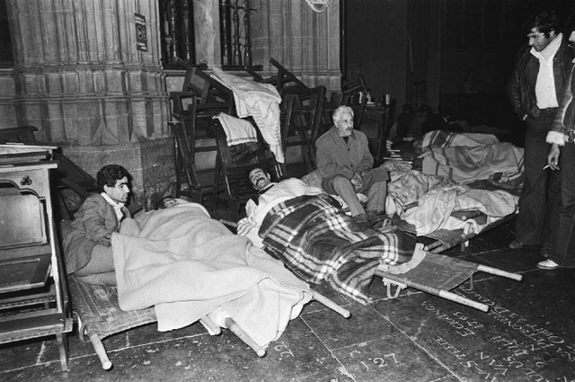 De bezetters op bedden van het Rode Kruis. 