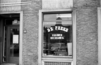 Vrouwenboekhandel De Feeks vlak na de opening november 1977. "De boekhandel ging alvast open om geld te verdienen voor de verdere verbouwing […]. Op 21 november 1977, met alle boeken plat op de schappen om het wat meer te laten lijken, ging het eerste boek over de toonbank." Uit: DeFeeksDeFeeksDeFeeks (1979).