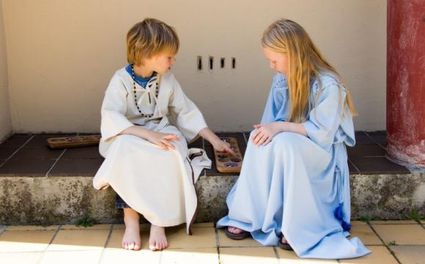 Twee kinderen verkleed als Romeinen