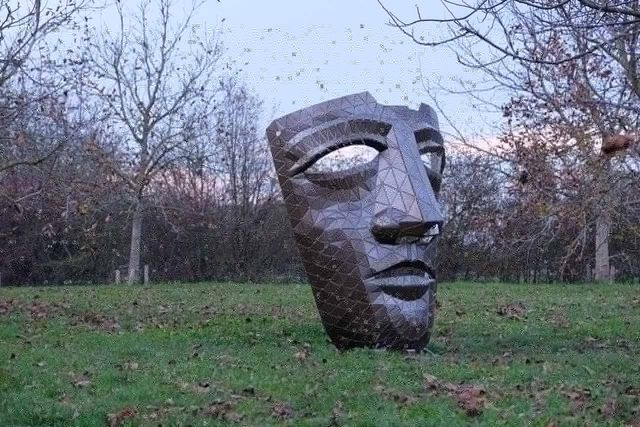 Kunstwerk Romeins masker in Speelbos Nieuw Wulven in Houten