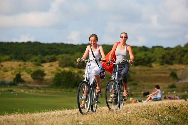 Waddendijk Vlieland met Fietsende vrouw en kind