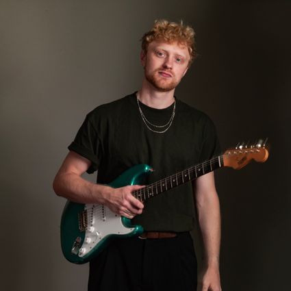 Rik Jasker met gitaar in zijn handen