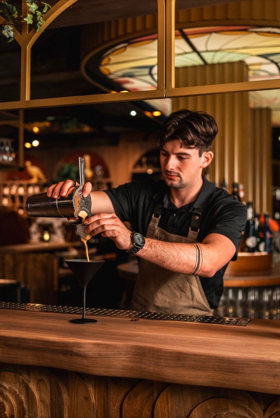 medewerker die aan de bar staat