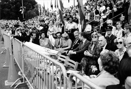 De intocht van de Vierdaagse; de ere-tribune op de St. Annastraat