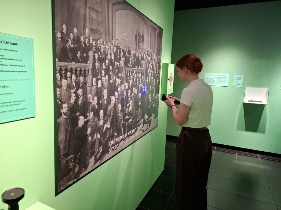 Leden van A.S.V. Prometheus bezoeken tentoonstelling Ongezien in Rijksmuseum Boerhaave
