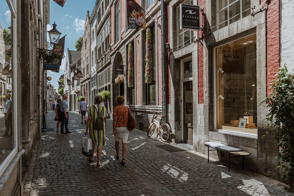 Stokstraat Maastricht winkels lopende mensen etalage Siefers