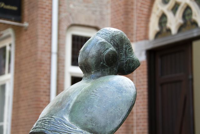 Kunstwerk - schrijdende danseres met tamboerijn