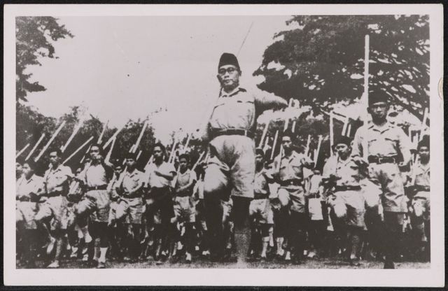 Pemoeda's (vrijheidsstrijders) in paradepas