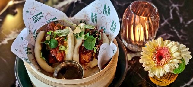 2 bao buns in een doosje, belegd met allerlei lekkere dingen