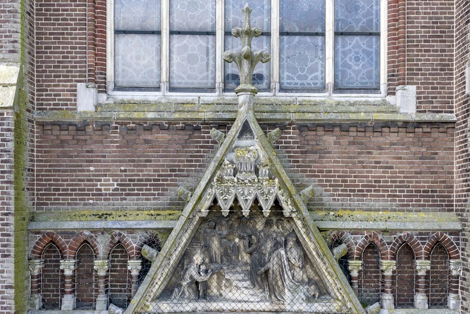 Een zandstenen beeldhouwwerk waarop Anna haar dochter Maria presenteert aan de kerk.