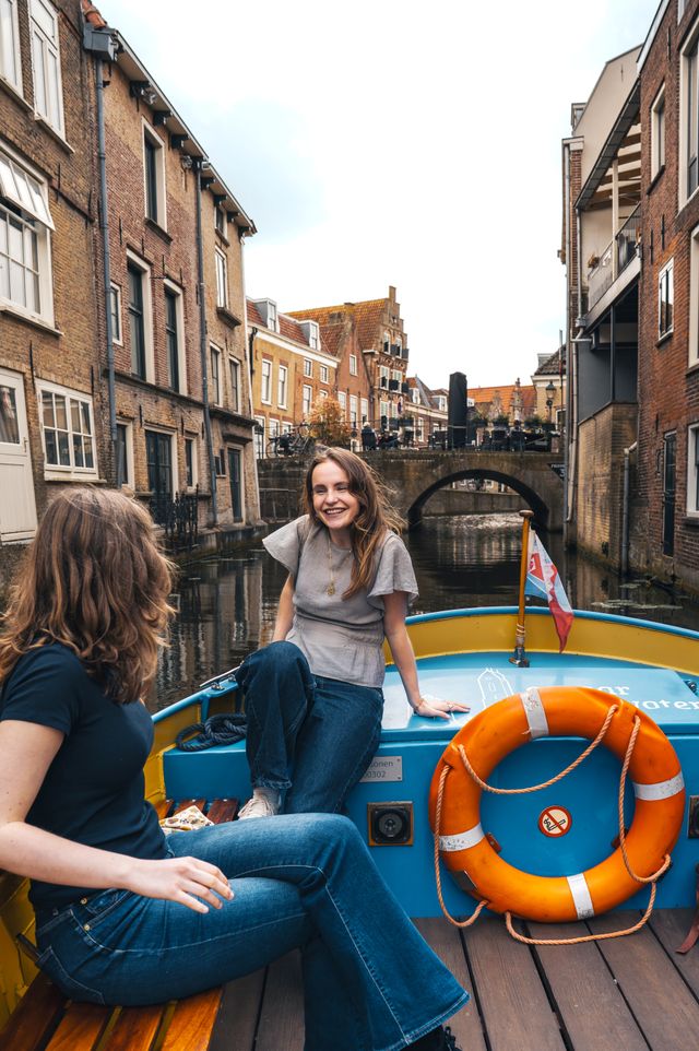 Rondvaart Grachtenvaert Oudewater, Groene Hart, bezoekers varen door de historische grachten langs monumentale panden en karakteristieke bruggen in de sfeervolle binnenstad.