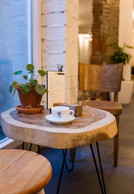 Fixed Gear Coffee Maastricht tafel met stoelen en koffie