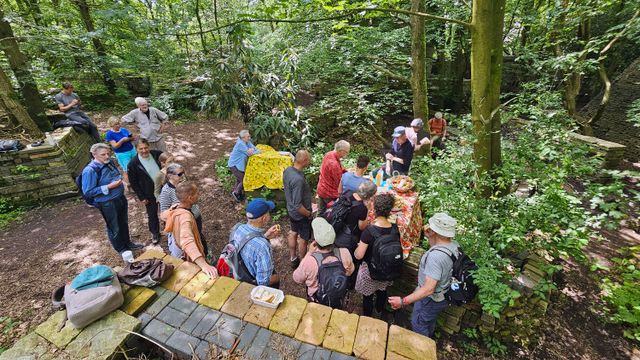 Deelnemers aan de vorige Le Roy-wandeling aan de lunch in de ecokathedraal in Mildam