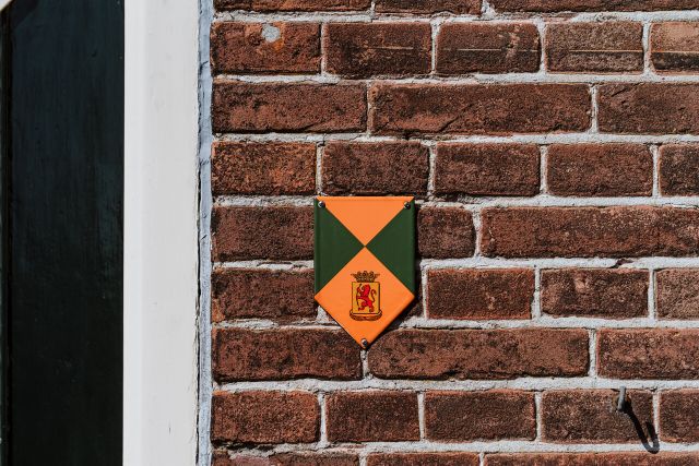 Monument shield on a cottage cottage.