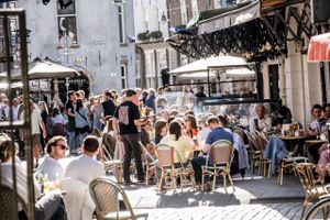 Mensen op het terras in de Korenbrugstraat in Den Bosch / 's-Hertogenbosch