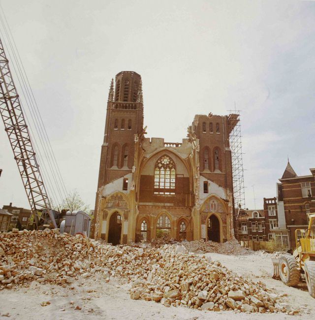 Leonarduskerk tijdens de sloop in 1973