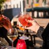 Glazen proosten op het terras van Noah Eetcafé