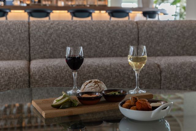 Hotel de Baak Seaside vooraanzicht met stormwolken