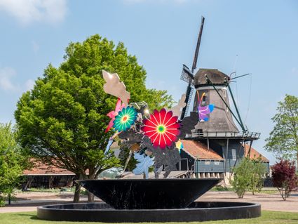 Een fleurige fontein met gekleurde bloemen.