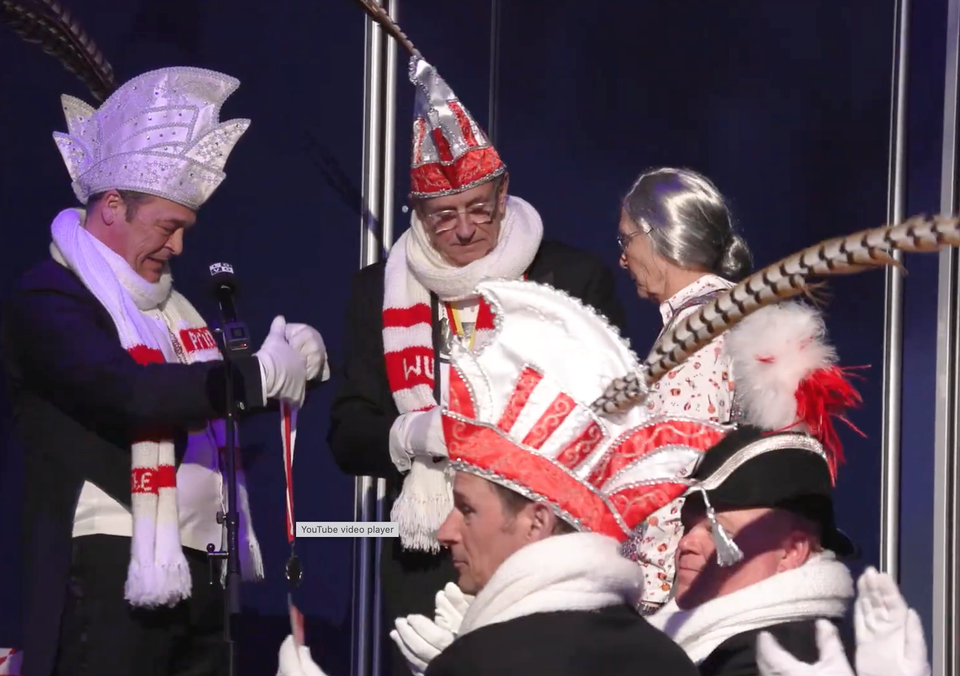 Huldiging tijdens Dollekesgat Seniorenmiddag in Tiliander Oisterwijk