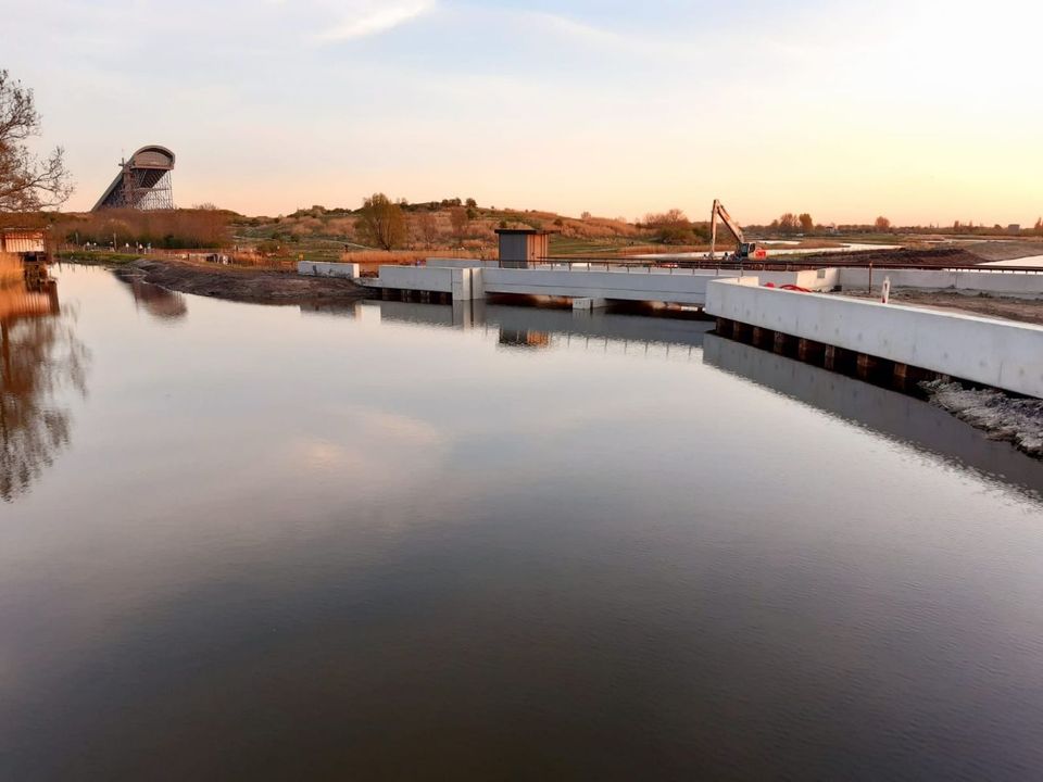Water door het groene recreatiegebied.