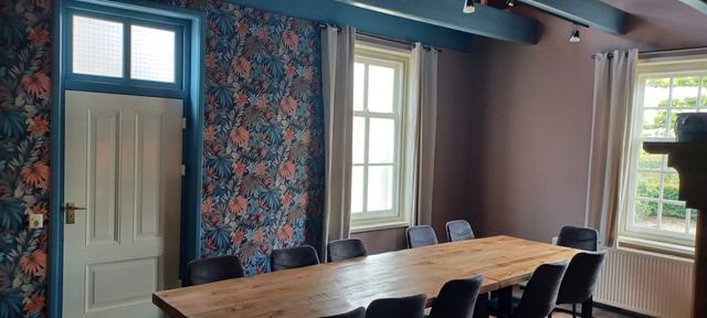 Vakantiehuis The Old Farmhouse, Montfoort, Groene Hart, sfeervol interieur met lange houten eettafel, gestoffeerde stoelen, bloemrijk behang en hoge ramen in een karakteristiek landelijk vakantieverblijf.