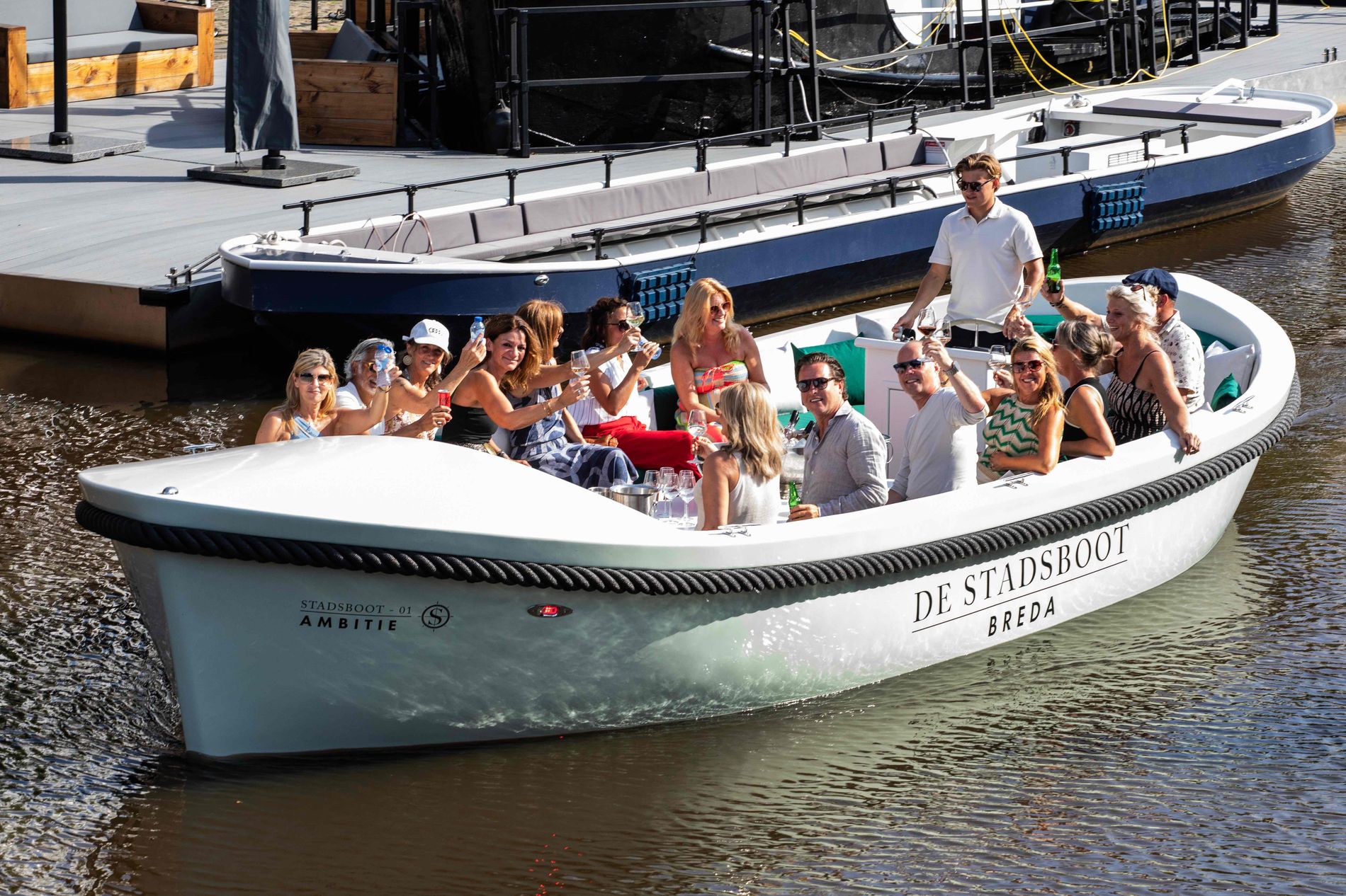 Rondje varen in Breda met luxe boot De Stadsboot