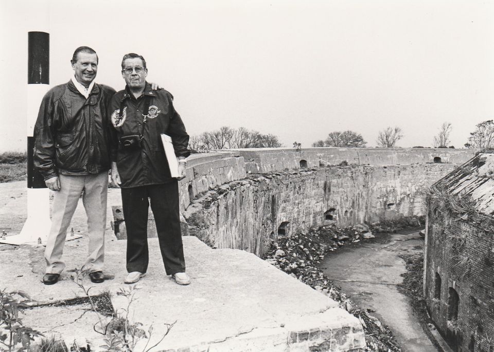 Piloot Jan Murray en zijn redder Jan Dobber (1990) staan samen op Pampus