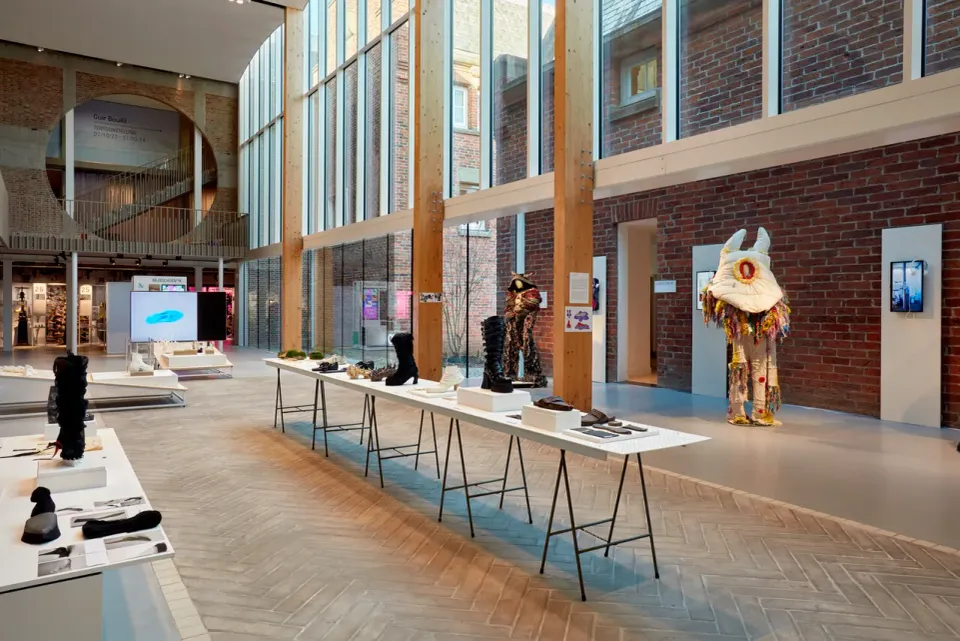 Binnenkant van het gebouw van Schoenenkwartier met tafels met expositie van schoenen