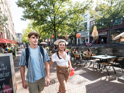 Stelletje wandelend langs de grachten in Delft