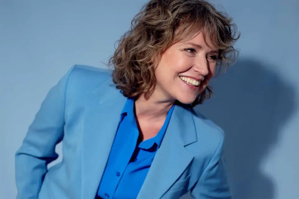 Een vrouw in een blauw pak