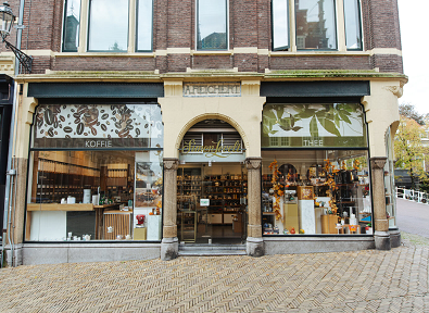 De winkel van Simon Lévelt gelegen in Delft