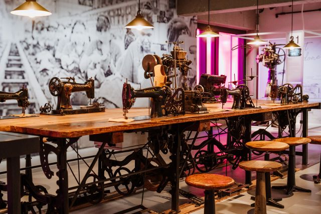 Oude naaimachines in het Schoenenkwartier in Waalwijk.