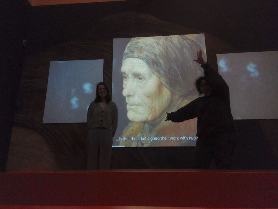 Twee studenten bezoeken Museum De Lakenhal in Leiden