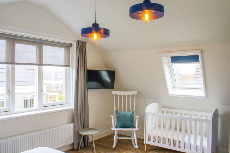 In de ouderslaapkamer bevindt zich het babybedje, alsmede een commode en een schommelstoel om rustig te kunnen voeden.