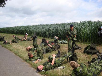 Detachement 281 van de Zweedse marine (SWE) pauzeert even tijdens de derde dag van de 96e Vierdaagse.