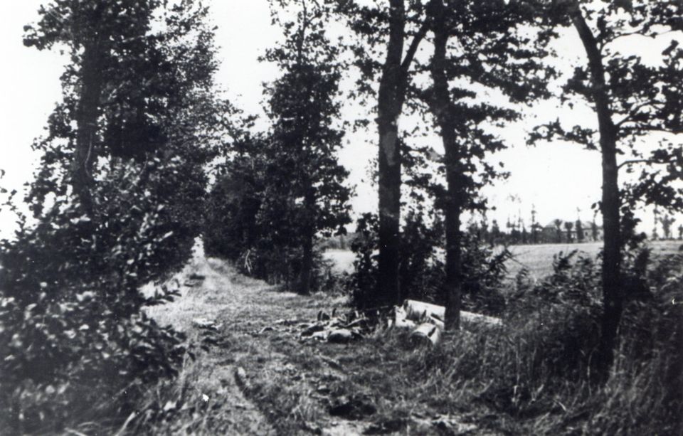 Achtergelaten containers op de landingsterreinen in 1945. Deze containers werden gebruikt om voorraden te droppen.