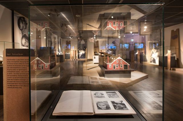 Een boek dat tentoongesteld is in Herinneringscentrum Kamp Westerbork.