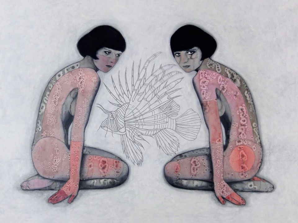 Kunstwerk ‘Times are hard for dreamers’ van Nikki Pelaez bij Galerie Van Slagmaat in Woerden, Groene Hart, met twee spiegelende figuren en een getekende vis.