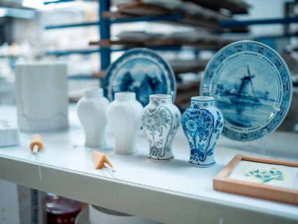Vazen en service van Royal Delft Museum