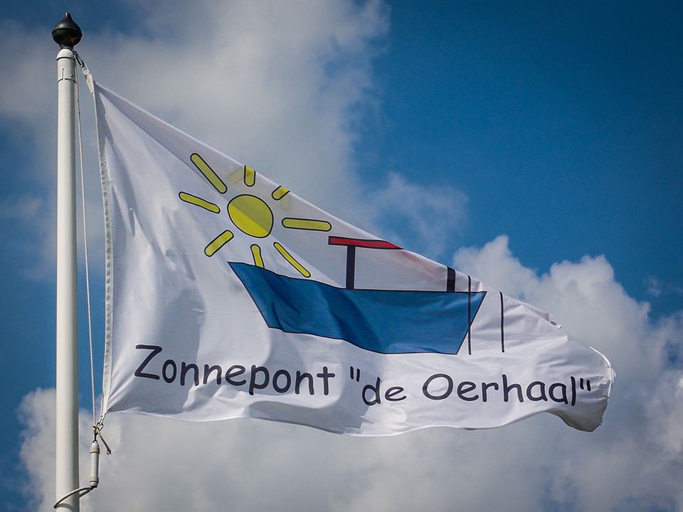 De vlag van De Oerhaal wappert fier.