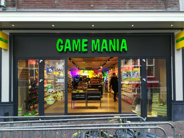 De ingang van de winkel Game Mania Delft gelegen in Delft