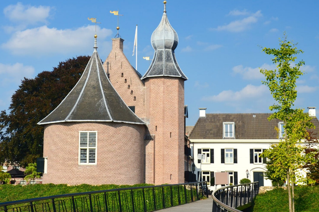 Das Schloss in Coevorden mit einer Brücke im Vordergrund.