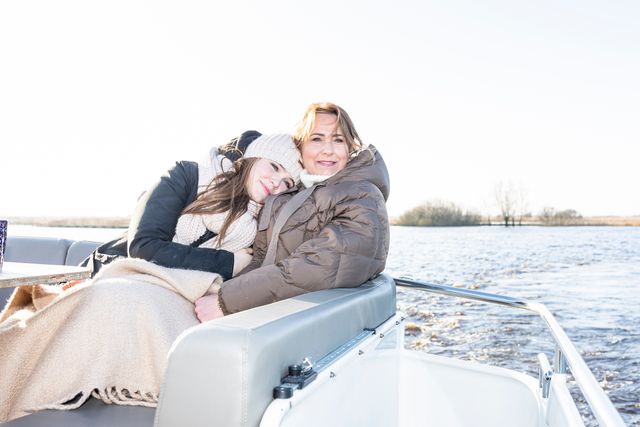 twee vrouwen in de winter op een boot met dikke winterkleding